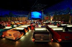 تغییر دکوراسیون سالن سینما با استفاده از خودرو و آسمان پر ستاره+تصاویر 