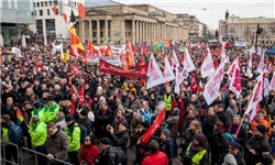 هزاران نفر در آلمان در اعتراض به رفتار خشونت‌بار با پناهجویان تظاهرات کردند