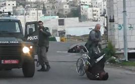 فیلم / اقدام نظامیان صهیونیست در واژگون نمودن ویلچر معلول فلسطینی