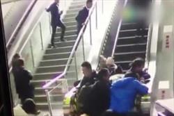 فیلم / سقوط پله برقي در چين