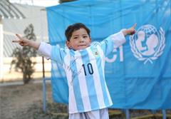 مسی کودک افغانی را به آرزویش رساند + عکس
