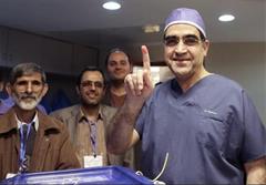 وزیر بهداشت با لباس جراحی رأی داد + تصاویر