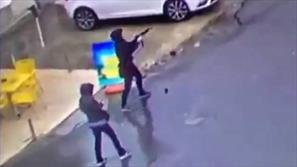 فیلم / لحظه تیراندازی دو زن به خودوری پلیس در استانبول