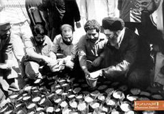 تصویری دیده‌نشده از امام خامنه‌ای در حال کاشت بذر نهال