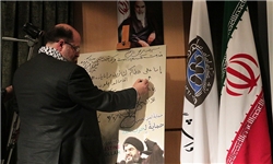 امضای نماینده حماس پای تابلوی حمایت از حزب‌الله لبنان+عکس