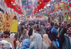 هیاهوی دست فروش ها و پیاده روهای شلوغ خبر از آمدن عید می دهد 