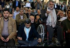 عکس/ احمدی نژاد و جانباز معروف در آخرین نماز جمعه سال