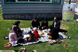 گزارش تصویری پذیرایی از زائران نوروزی مشهد مقدس با غذای متبرک آستان قدس رضوی در ایستگاه های استقبال