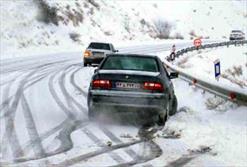 بار ترافیکی و بارش برف جاده کرج - چالوس را بست