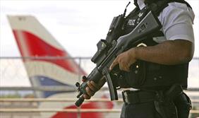 دستگیری دو مظنون  در فرودگاه لندن