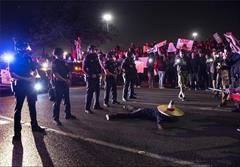 تجمع ضدترامپ و تخریب خودروی پلیس + تصاویر