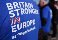 ادامه رقابت شانه به شانه مخالفان و طرفداران عضویت انگلیس در اتحادیه اروپا