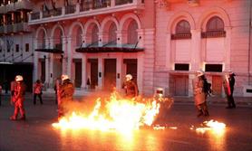 تظاهرات ۱۰ هزار نفری در یونان منجر به درگیری با پلیس شد