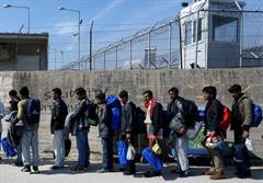 اخراج ۵۳ پناهجو دیگر از یونان