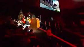 لحظه ورود استاد سيامك خرمی به رینگ مسابقات آمریکا با پرچم یا حسین(ع) + فیلم