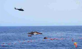 دومین حادثه واژگون شدن قایق پناهجویان در دریای مدیترانه + فیلم