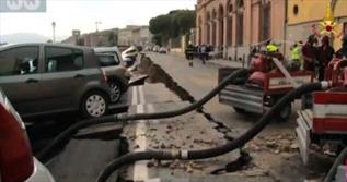 ریزش یک خیابان در امتداد رودخانه «ارنو» شهر فلورانس ایتالیا + فیلم
