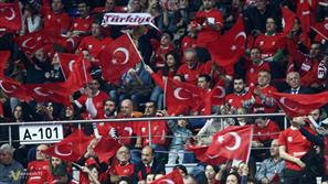 هواداران ترکیه باشمشیر به یورو ۲۰۱۶ رفتند + فیلم