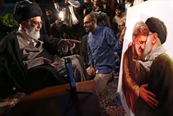 رهبر انقلاب با دیدن نقاشی چهره حاج احمد متوسلیان متاثر شدند/ سرباز در آغوش فرمانده