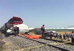 تصادف قطار و مینی‌بوس + ۹ کشته