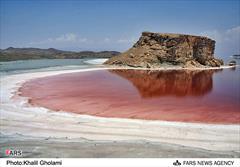 آب دریاچه ارومیه سرخ شد/ کاهش آب دریاچه ارومیه