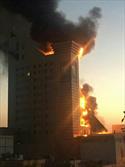 آتش برج ۱۷ طبقه سلمان مشهد پس از ۴ ساعت ‌توسط ۲۵۰ آتش‌نشان ‌مهار شد + تصاویر