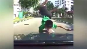 فیلم / لحظه تصادف نوجوان با خودرو