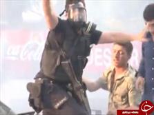 لحظه ای که پلیس ترکیه به یاری سرباز کودتاچی می شتابد+ تصاویر
