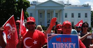 تجمع در مقابل کاخ سفید در محکومیت کودتای نافرجام ترکیه