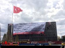 نصب بنر "معنادار" در استانبول خطاب به کودتاگران + عکس