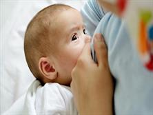 تغذیه از شیر مادر کودک را باهوش و فعال می کند