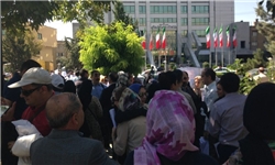 تجمع اعتراضی داروسازان در مقابل ساختمان وزارت بهداشت+تصاویر