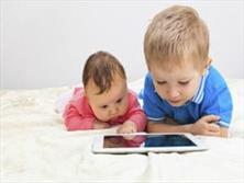 آسیب استفاده از گوشی های هوشمند برای کودکان سنین پایین