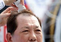 مردم کره جنوبی سرهای خود را تراشیدند