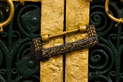 بر قفل درب خانه حضرت فاطمه علیها السلام چه نوشته شده است؟