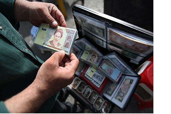 بازار داغ خرید وفروش پول در حاشیه بانکها/ اسکناسهایی که معلوم نیست از کجا میاید/ بانک مرکزی نمیتواند همین مساله ساده را حل کند