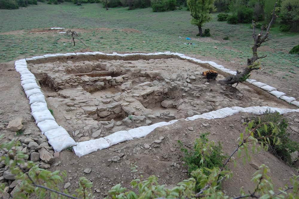 کشف بقایایی از دفن انسان و اسب در گیلان