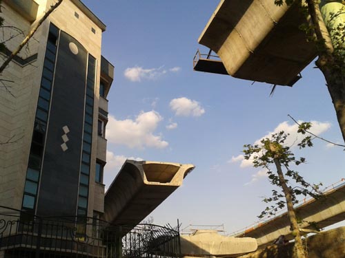 عکس: اعتراض اهالی قیطریه به فاصله کم پل صدر با برخی واحدهای مسکونی