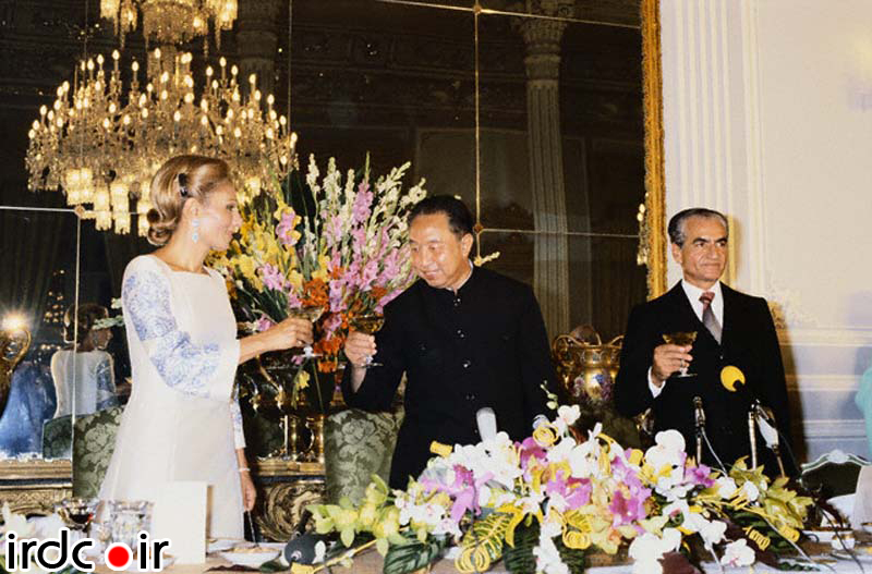 شرب خمر فرزندان نابالغ شاه در ملاء عام!؟