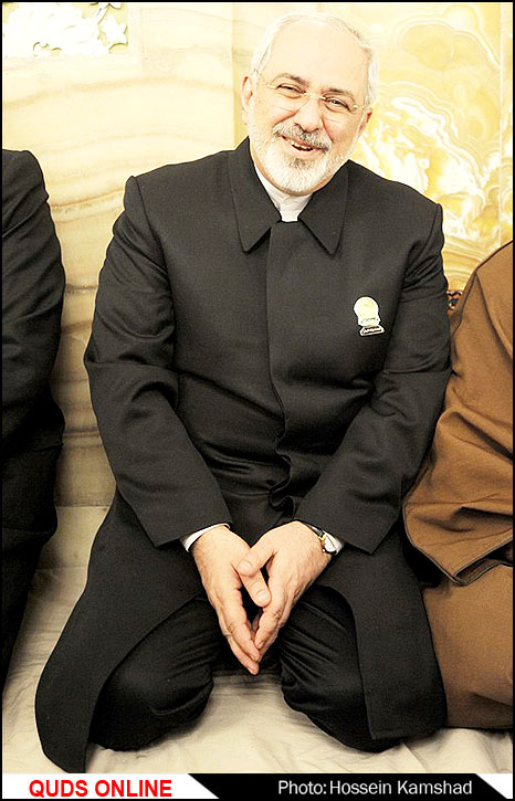 وزیر امورخارجه در لباس خادمی حضرت رضا علیه السلام /عکس