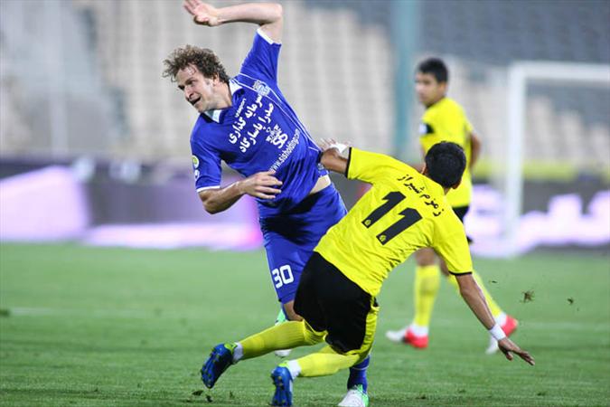  قرارداد هافبک استقلال فسخ شد