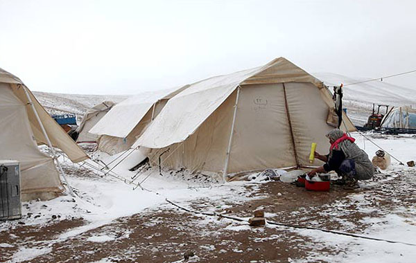(تصاویر) برف بر سر زلزله‌‎زدگان بی‌پناه آذربایجان