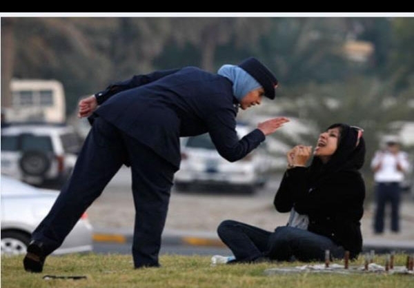 کشیدن دختر بحرینی روی زمین +عکس