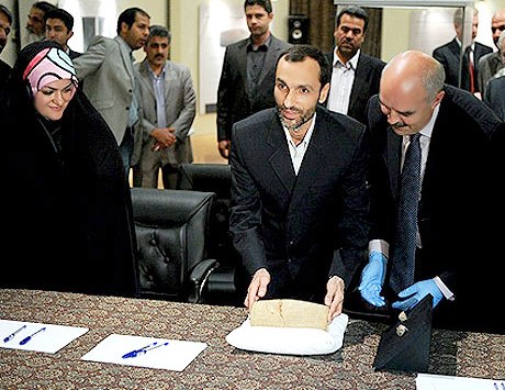 عکس یادگاری با منشور جعلی کوروش + عکس