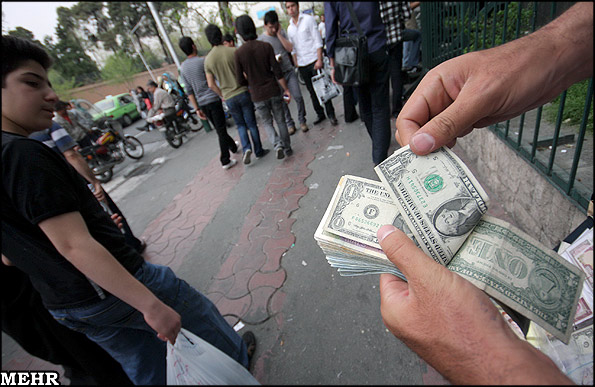 دستگیری ۹ دلال ارز در خیابان امام خمینی(ره) مشهد