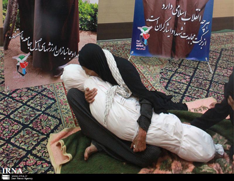 شهیدی که پس از 26 سال در آغوش مادر آرام گرفت+ عکس