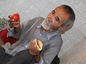 زندگی یک جانباز در حمام متروکه + عکس