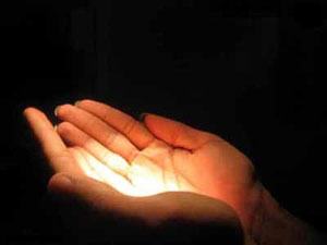 زنی که از موهایش آویزان بود