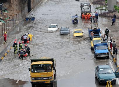 سیلاب اماکن مسکونی و تجاری کرمانشاه را به محاصره درآورد