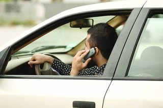 استفاده از موبایل حین رانندگی برابر با ابطال گواهینامه